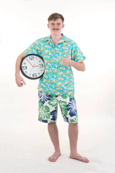 Atractivo macho en colorido con el reloj posando sobre fondo blanco —  Fotos de Stock