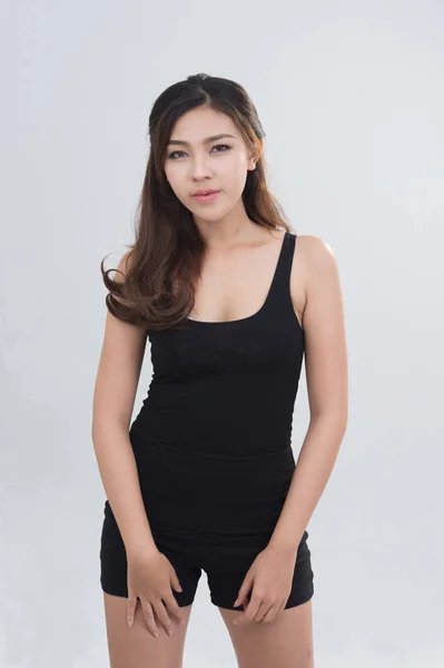 Portrét Asie atraktivní ženy na bílém pozadí — Stock fotografie