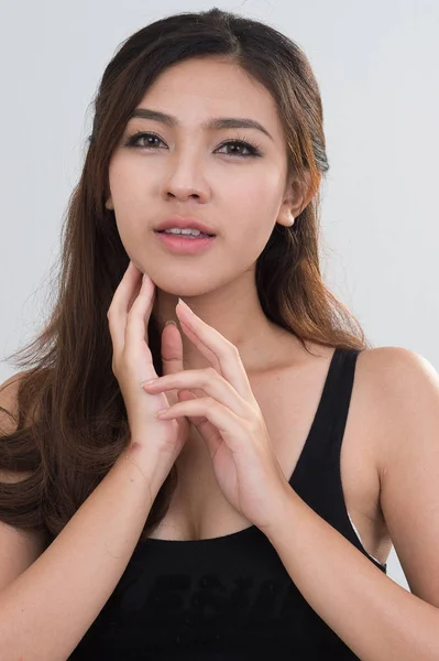 Retrato de asia atractiva mujer sobre fondo blanco — Foto de Stock