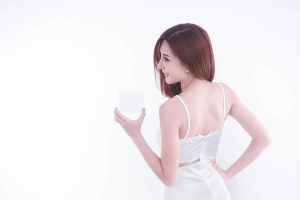 Ásia mulher mostrando caixa em branco posando no fundo branco — Fotografia de Stock
