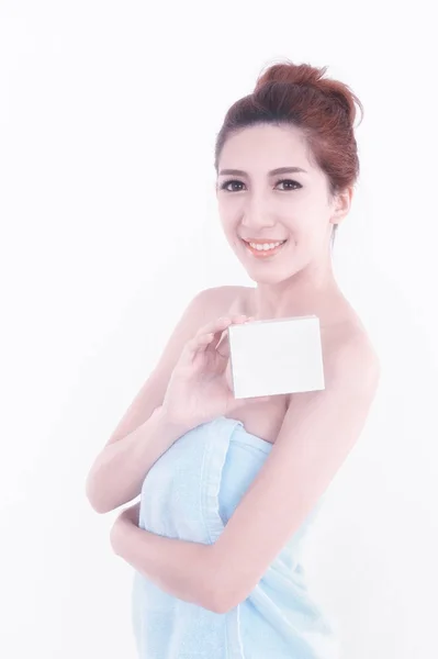 수건 보여주는 빈 상자 흰색 배경에 포즈 아시아 여자 — 스톡 사진