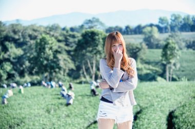 Asya kadın görünümünde gelin çay bahçesi chuifong, Tayland