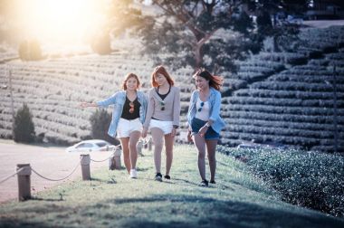 çay bahçesinde yeşil çimenlerin üzerinde yürüyüş üç Asya kadın