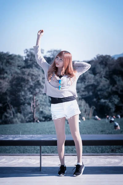 Ásia mulher no ponto de vista no jardim Chá chuifong Tailândia — Fotografia de Stock