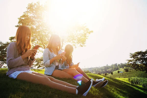 Tre Asiatiska Flicka Använda Smart Telefon Att Spendera Fritid Sitta — Stockfoto