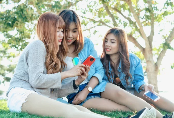Τρεις Asia Κορίτσι Χρησιμοποιούν Έξυπνο Τηλέφωνο Για Περάσετε Ελεύθερο Χρόνο — Φωτογραφία Αρχείου