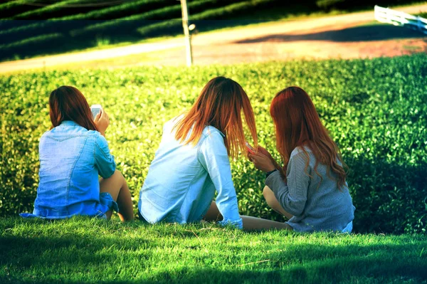 Tres asia chica uso inteligente teléfono en chuifong té jardín — Foto de Stock