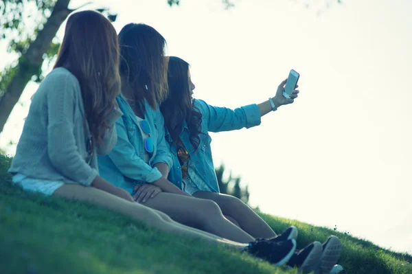 Три Азия Девушка Селфи Смартфоне Свободное Время Сидеть Зеленой Траве — стоковое фото