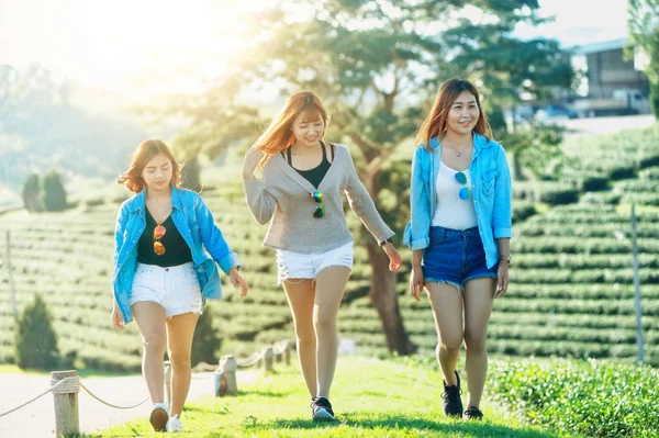 Tre Donne Asiatiche Che Camminano Sull Erba Verde Giardino Del — Foto Stock