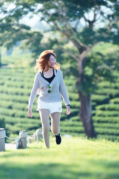 Asia kobietę na zielonej trawie w ogrodzie herbacianym — Zdjęcie stockowe