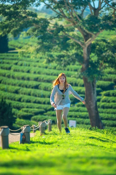 Asia kobietę na zielonej trawie w ogrodzie herbacianym — Zdjęcie stockowe