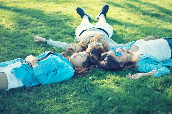 Portrait Three Asia Happy Girls Lying Green Grass Sunglasses — Stock Photo, Image