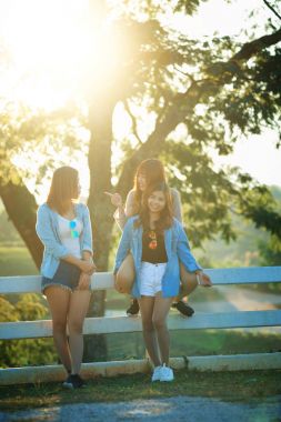 güneşli yaşam tarzı moda portre Asya kadının üzerinde çay plantatio