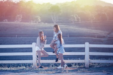 güneşli yaşam tarzı moda portre Asya kadının üzerinde çay plantatio