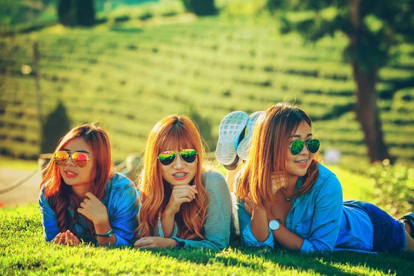Trzy dziewczyna Azji, leżąc na trawie zielonej herbaty-farmie — Zdjęcie stockowe