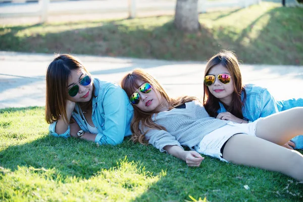 Tres Asia Sonrisa Chica Mintiendo Sobre Hierba Chuifong Granja Pasar — Foto de Stock