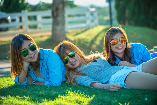 Tre asiatico ragazza sdraiato su verde erba a tè fattoria — Foto Stock