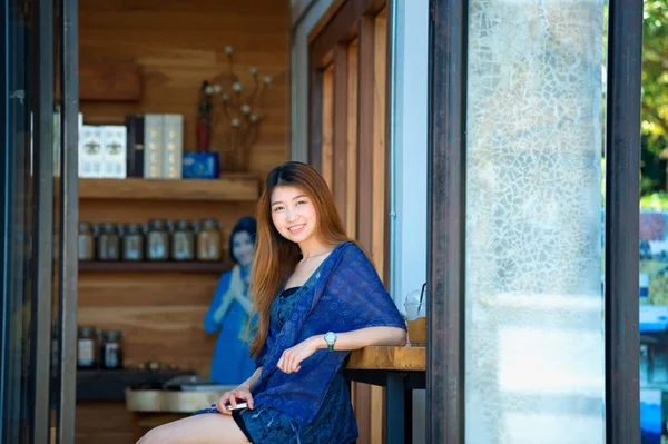 Portrait de l'asie femme heureuse dans le café — Photo