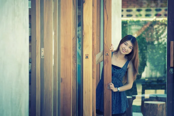 Porträt Einer Bezaubernden Asiatischen Frau Mit Tür Café — Stockfoto