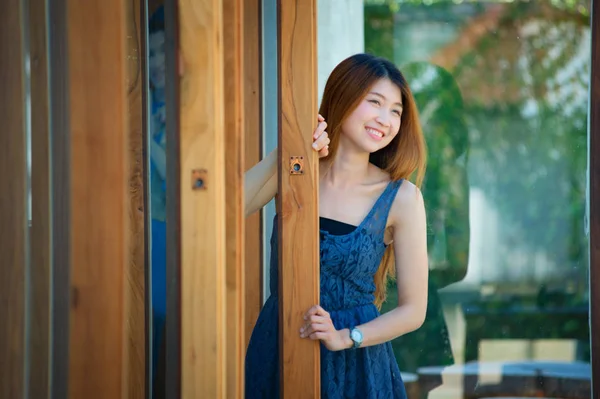 Retrato Ásia Mulher Beuatiful Com Café Porta — Fotografia de Stock