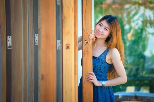 Asia beuatiful kobieta z drzwi kawiarni — Zdjęcie stockowe