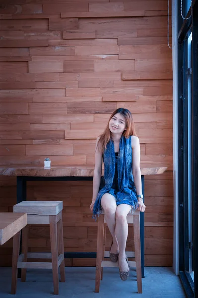 Asiatin sitzt auf Stuhl im Café — Stockfoto