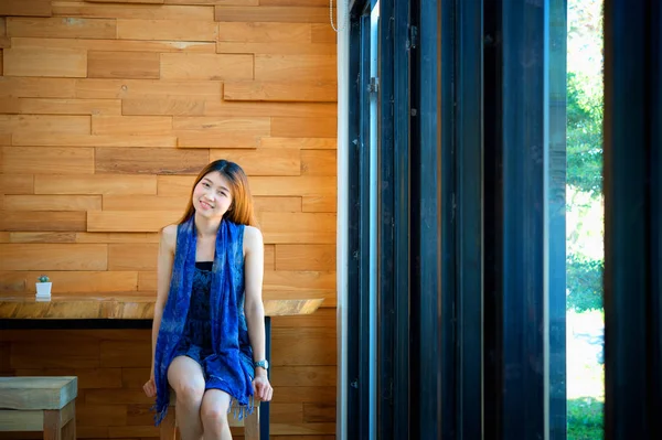 Kafe sandalye üzerinde oturan Asya kadın — Stok fotoğraf