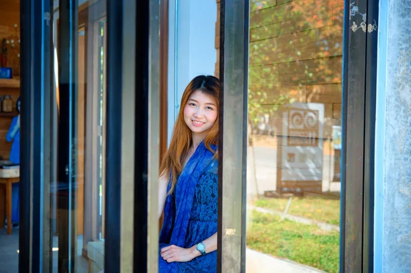 亚洲美梦女人与咖啡厅的门 — 图库照片
