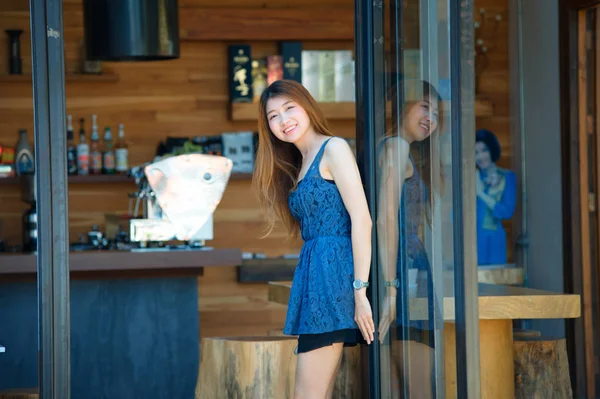Portret Van Aziatische Gelukkige Vrouw Rustend Cafe Vakantie Stockfoto