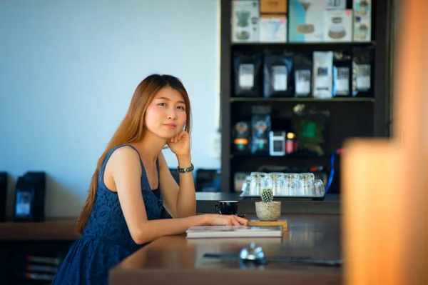アジアのカフェで幸せな女性の肖像画 ストックフォト