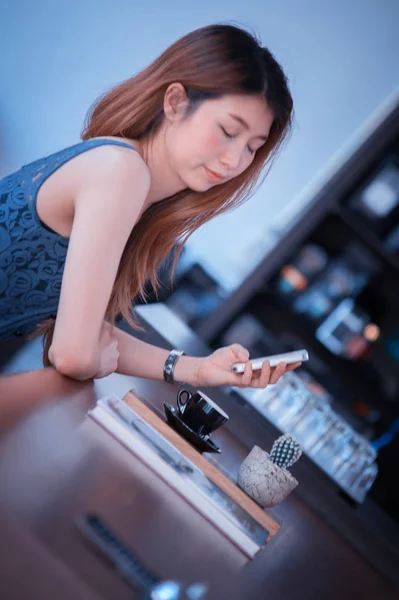 Портрет Азиатки Счастливой Женщины Отдыхающей Кафе Отдыхе — стоковое фото