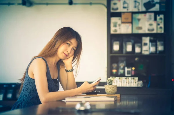 Портрет Асии счастливой женщины в кафе — стоковое фото