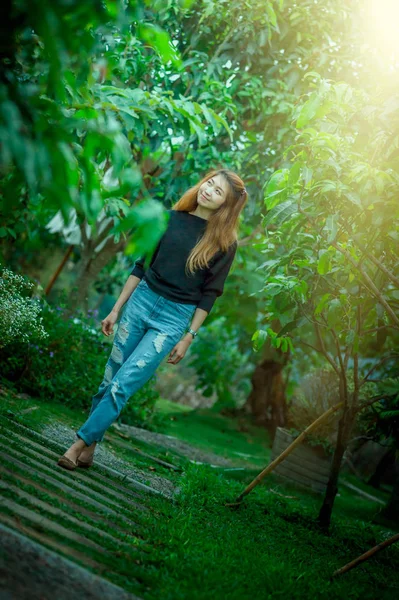 Retrato Asia Hermosa Mujer Relajarse Jardín — Foto de Stock