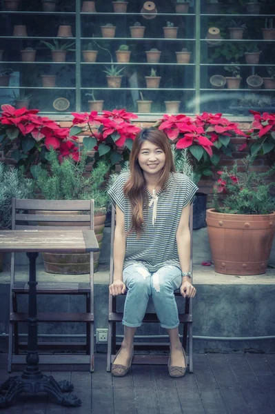 Asiatisch hübsch frau siting auf stuhl — Stockfoto