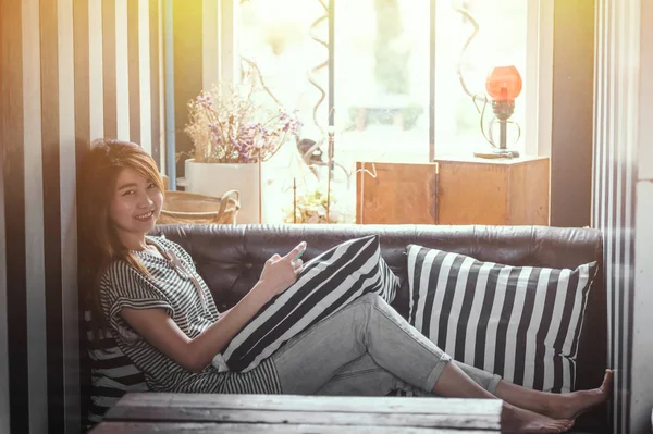 Asiatisch Schön Frau Relaxen Und Liegend Auf Sofa Sie Zuhause — Stockfoto