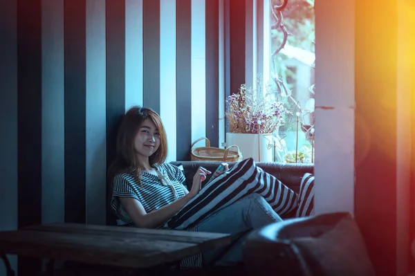 Asiatin Benutzt Handy Und Liegt Hause Auf Sofa — Stockfoto