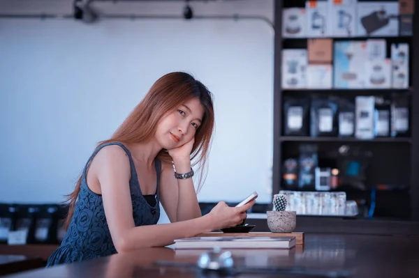 Portret Van Aziatische Gelukkige Vrouw Rustend Cafe Vakantie Rechtenvrije Stockfoto's