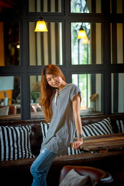Asie belle femme posant et se détendre dans sa maison — Photo