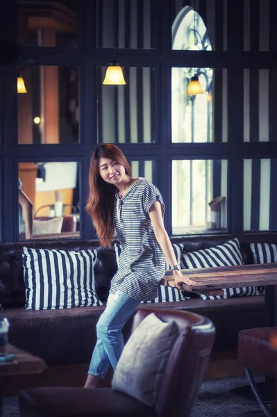 Asie belle femme posant et se détendre dans sa maison — Photo