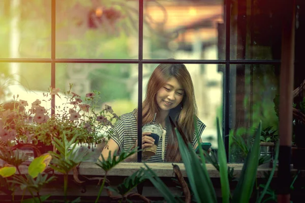 Портрет Азии Красивая Женщина Расслабиться Кафе — стоковое фото