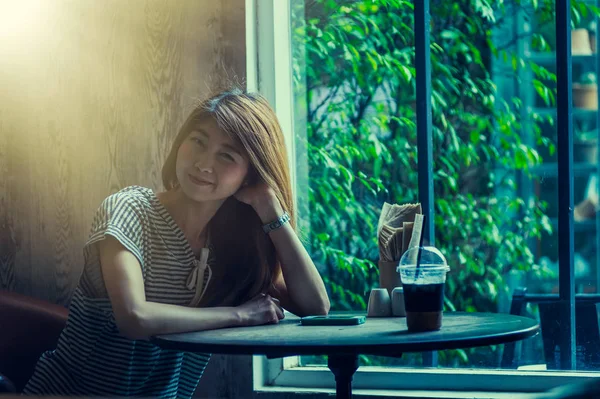 Asya güzel kadın kahve dükkanında rahatla