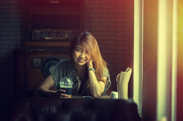 Asie belle femme se détendre dans le café — Photo