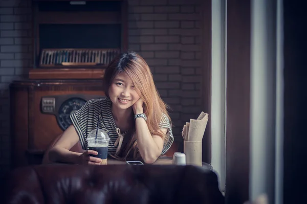 Portrait Einer Schönen Asiatischen Frau Entspannen Coffee Shop — Stockfoto