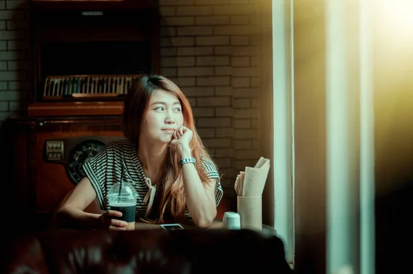 Asie belle femme se détendre dans le café — Photo