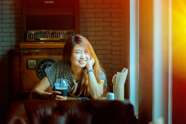 Asiatisch schön frau entspannen im café — Stockfoto