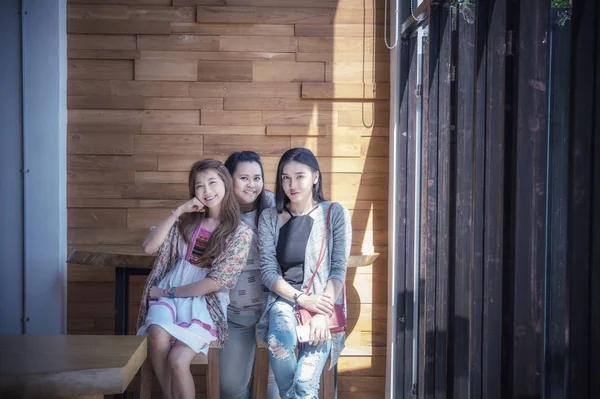 Retrato de três mulher asiática no café — Fotografia de Stock