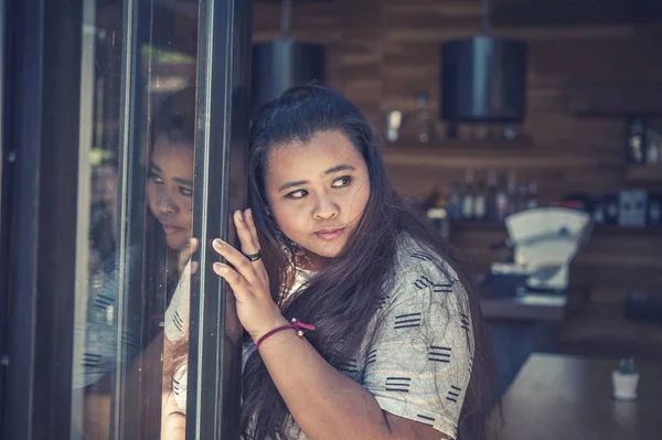 Азія товста жінка в кав'ярні — стокове фото