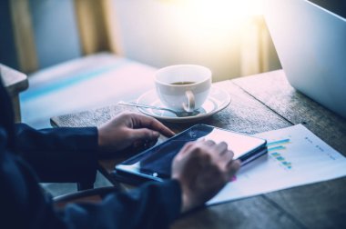 Bir grup iş adamı toplantı kafesinde beyin fırtınası yapıyor.