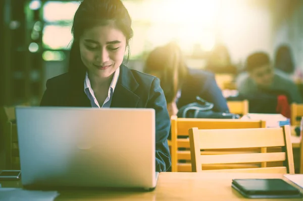 Joven Mujer Negocios Utilizando Ordenador Portátil Oficina — Foto de Stock