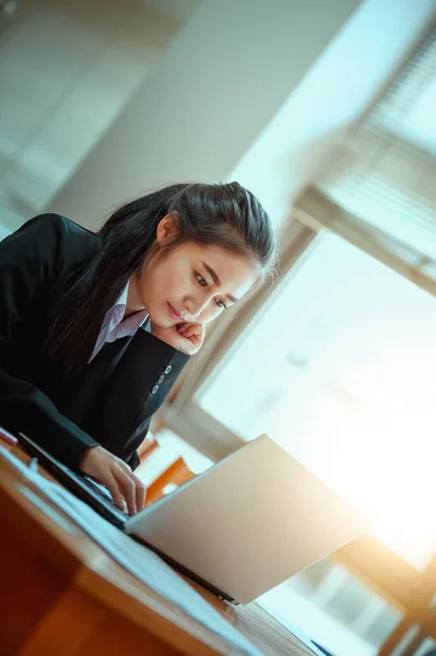 Joven Mujer Negocios Utilizando Ordenador Portátil Oficina — Foto de Stock